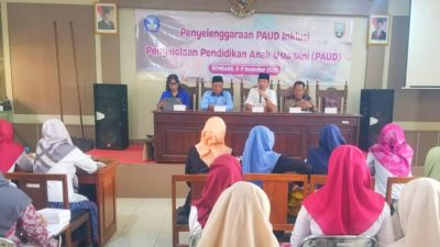 Kabid Pembinaan PAUD Dindikpora Rembang Nursidi memberikan keterangan terkait kewajiban sekolah inklusi dan fasilitas ramah disabilitas.