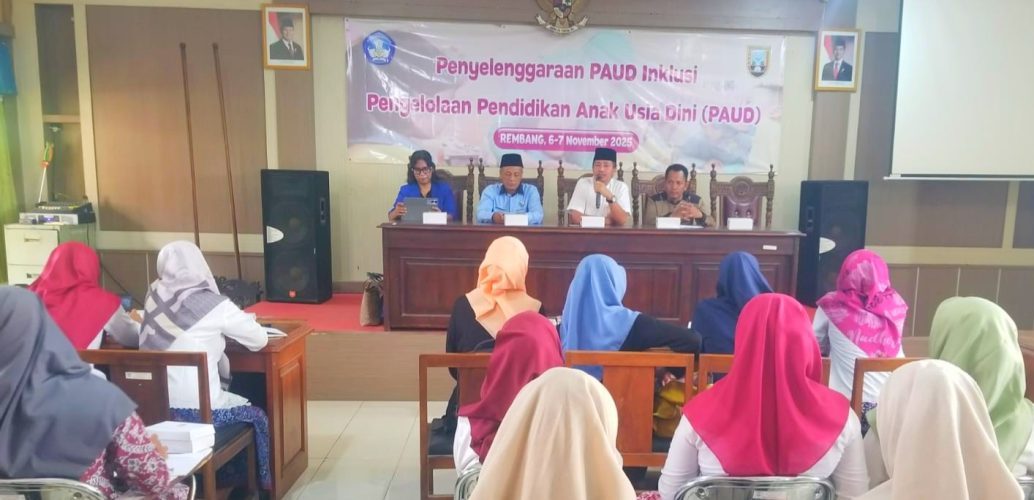 Kabid Pembinaan PAUD Dindikpora Rembang Nursidi memberikan keterangan terkait kewajiban sekolah inklusi dan fasilitas ramah disabilitas.