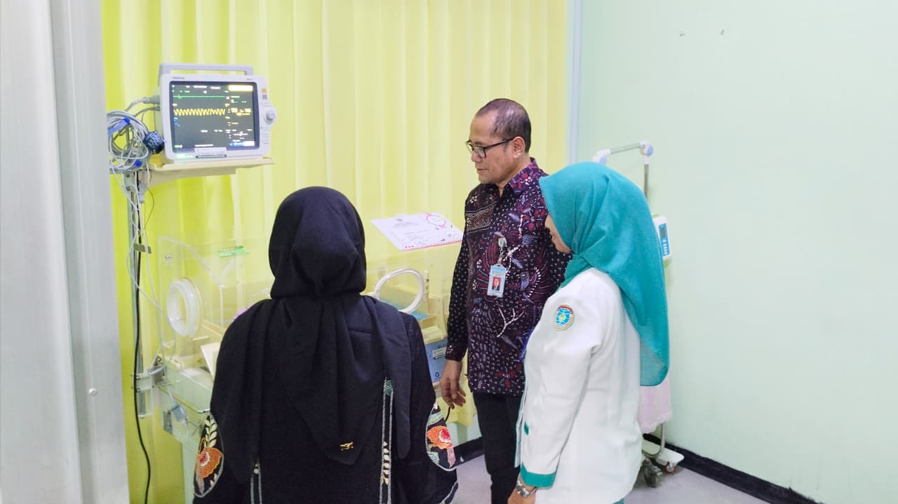 Bayi perempuan yang ditemukan di Puri Pati sedang mendapatkan perawatan medis di ruang bayi RS Mitra Bangsa