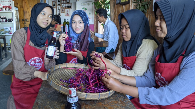 Produk sirup parijoto kemasan botol karya UMKM Desa Colo Kudus yang siap dipasarkan