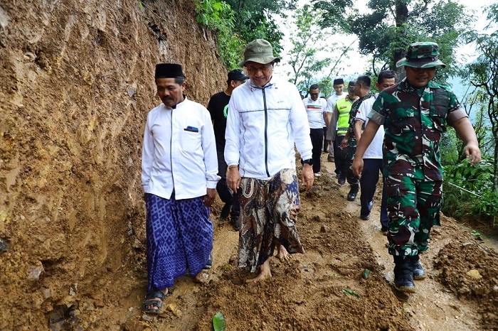 Bupati Kudus Sam’ani Intakoris dan Dandim 0722/Kudus Letkol Inf Hermawan Setya Budi saat meninjau lokasi pembukaan jalan baru Rahtawu-Soco