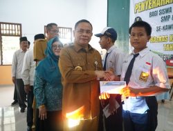 Bupati Pati Serahkan Bantuan Baznas untuk 267 Siswa SMP dan MTs di Eks Kawedanan Pati