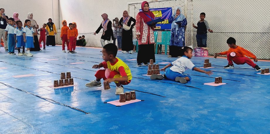 Suasana pembukaan Festival Literasi PAUD 2025 di Puri Berlian Park Rembang yang diikuti ratusan anak, Rabu (10/12)