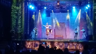 Penampilan para penari Sanggar Widyas Budaya saat membawakan lakon Ramayana di Gedung Serbaguna Desa Gabus, Pati.
