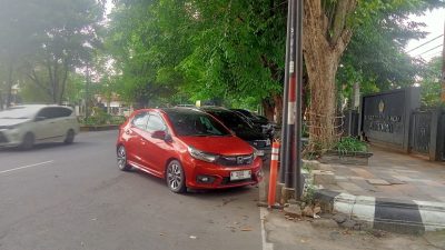 Kendaraan yang parkir di salah satu jalan di Kabupaten Pati