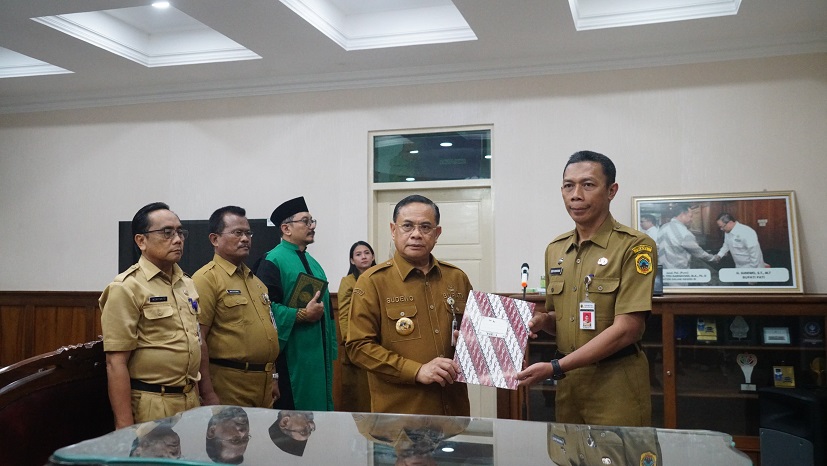 Bupati Pati Sudewo saat melantik Teguh Widiyatmoko sebagai Pj Sekda Pati di Pendopo Kabupaten