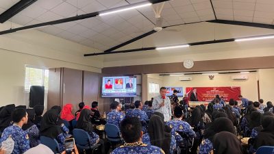 Anggota DPR RI Musthofa memberikan materi Sosialisasi Empat Pilar Kebangsaan di hadapan guru SMP di Kudus