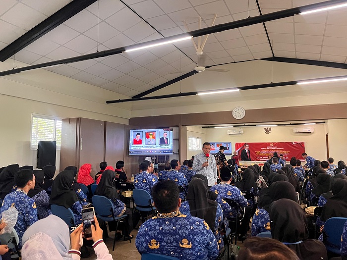 Anggota DPR RI Musthofa memberikan materi Sosialisasi Empat Pilar Kebangsaan di hadapan guru SMP di Kudus