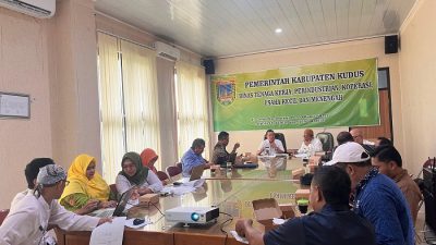 Suasana rapat pembahasan UMK Kudus 2026 antara unsur pekerja, pengusaha, dan pemerintah yang berakhir deadlock