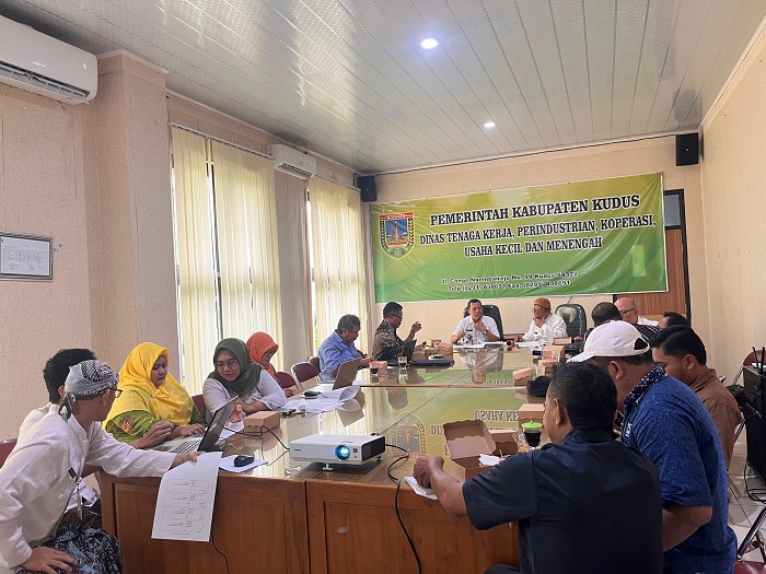 Suasana rapat pembahasan UMK Kudus 2026 antara unsur pekerja, pengusaha, dan pemerintah yang berakhir deadlock