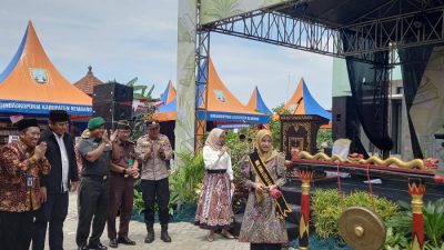 Wakil Bunda Literasi Kabupaten Rembang melaunching Gerakan Rembang Membaca di Halaman Gedung Perpustakaan