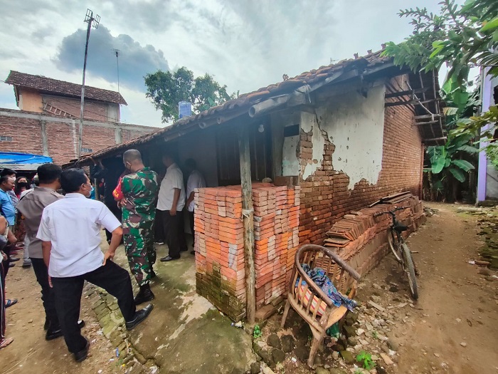 Ilustrasi salah satu rumah yang sedang dalam proses perbaikan di Kudus sebagai bagian dari program Rumah Tidak Layak Huni (RTLH) APBD 2025