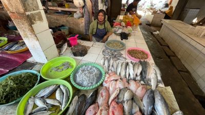 Pedagang sedang melayani pembeli di lapak ikan Pasar Puri Kabupaten Pati di tengah kenaikan harga akibat cuaca buruk