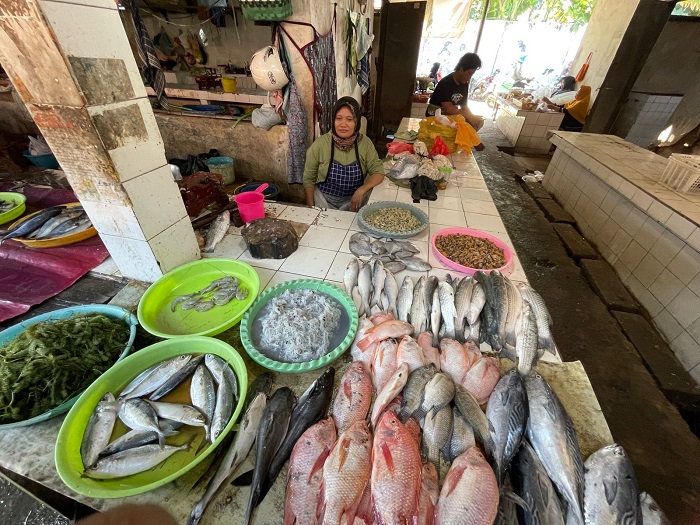 Pedagang sedang melayani pembeli di lapak ikan Pasar Puri Kabupaten Pati di tengah kenaikan harga akibat cuaca buruk