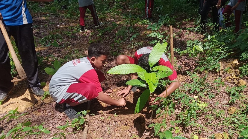 Sejumlah siswa SMP sedang menanam bibit pohon buah di lereng Pegunungan Kendeng, Pati, untuk mencegah banjir