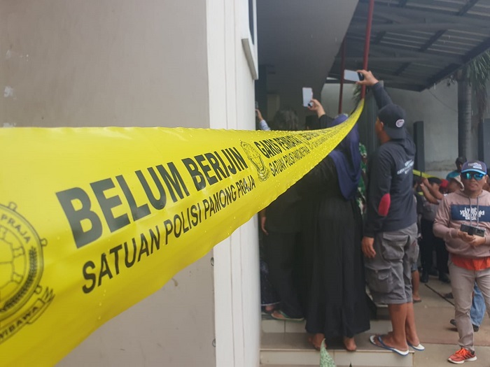 Petugas Satpol PP Kabupaten Pati sedang memasang segel penutupan di depan pintu masuk Hotel D'Ayanna, Desa Puncel