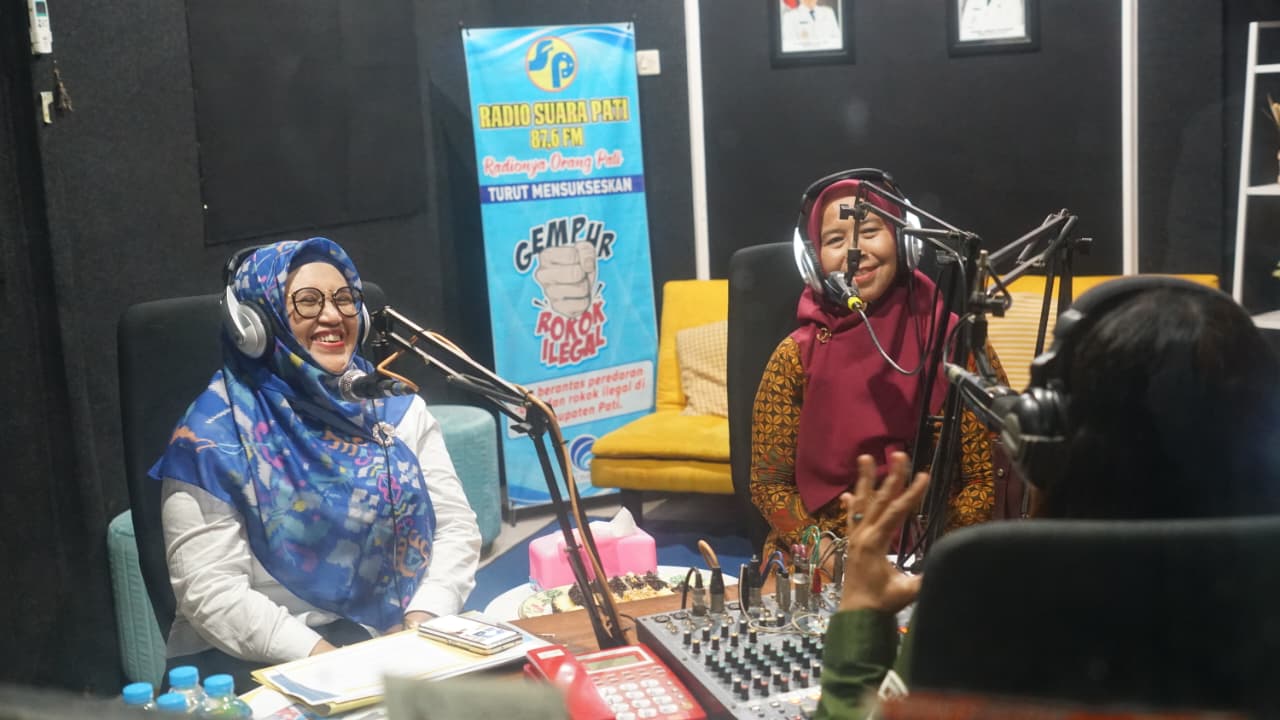Ketua TP-PKK Pati, Atik Kusdarwati Sudewo, saat berbicara menggunakan mikrofon dalam acara podcast di studio Radio Suara Pati