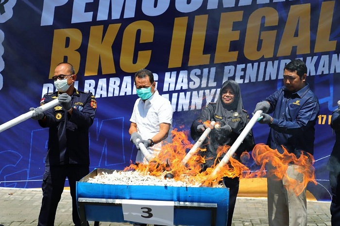 Bupati Kudus Sam'ani Intakoris secara simbolis memusnahkan rokok ilegal di Kantor Bea Cukai Kudus