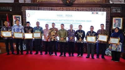 Bupati Kudus menyerahkan penghargaan SAKIP dan LHKPN kepada kepala OPD berprestasi dalam acara Gelar Pengawasan Daerah