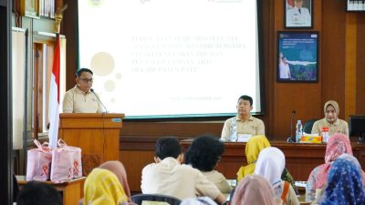 Wakil Bupati Pati, Risma Ardhi Chandra, sedang memberikan sambutan di podium pada acara Peringatan Hari AIDS Sedunia 2025 di Ruang Pragola Setda Pati