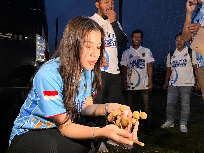 Wakil Bupati Kudus Bellinda Birton bersama Pengelola Lapangan Teguh Asmara meninjau pohon kelengkeng yang berbuah di Desa Cranggang.