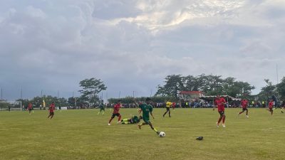 Pemain klub bola asal Desa Jati Wetan tampak sedang menggocek pemain asal Desa Kalirejo dalam lanjutan Final Liga Desa Kudus