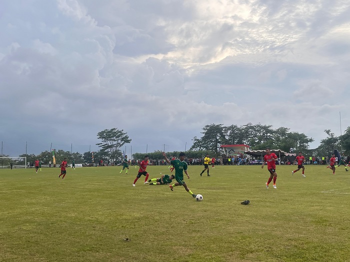 Pemain klub bola asal Desa Jati Wetan tampak sedang menggocek pemain asal Desa Kalirejo dalam lanjutan Final Liga Desa Kudus