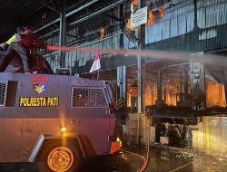 Kebakaran Hebat Landa Gudang Pabrik Dua Kelinci Pati, Kerugian Ditaksir Rp 25 Miliar