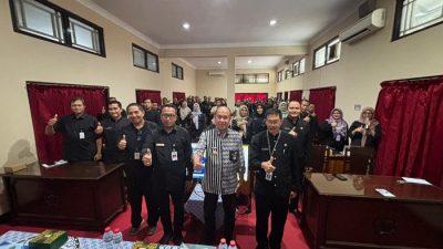 Bupati Banyumas Sadewo Tri Lastiono memberikan arahan evaluasi aplikasi dalam Rapat Koordinasi Smart City di Dinkominfo