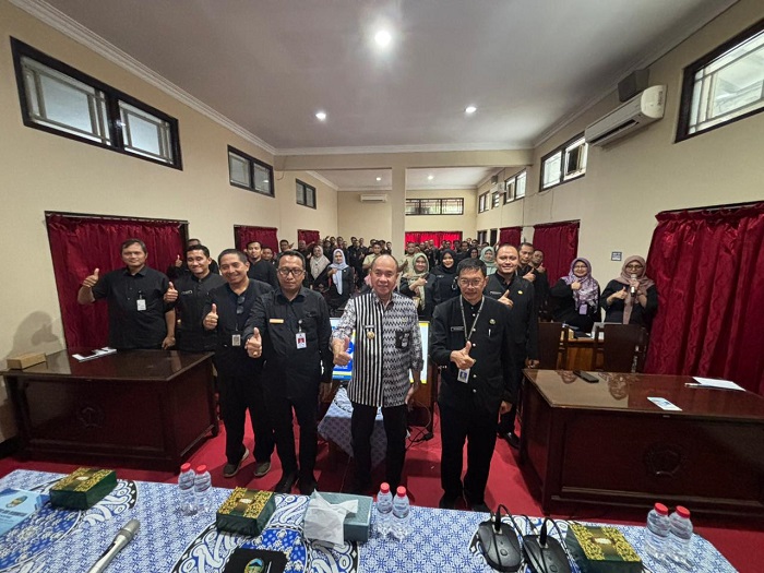 Bupati Banyumas Sadewo Tri Lastiono memberikan arahan evaluasi aplikasi dalam Rapat Koordinasi Smart City di Dinkominfo