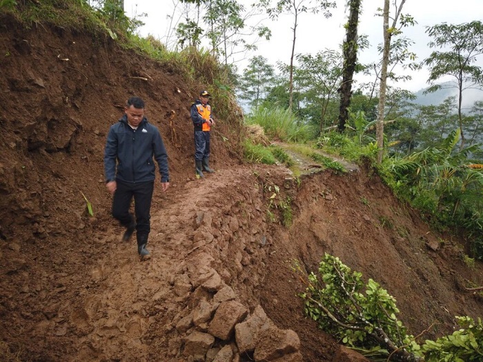 Bupati Purbalingga Fahmi Muhammad Hanif meninjau lokasi jalan putus akibat longsor di Desa Danasari