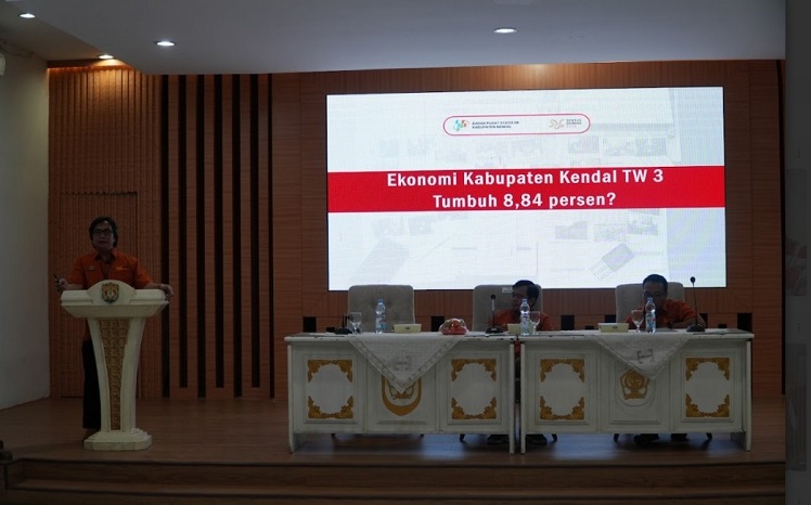 Kepala BPS Kendal Ade Sandi Parwoto saat memaparkan data pertumbuhan ekonomi Kendal dalam rilis PDRB Triwulan III 2025 di Gedung Abdi Praja