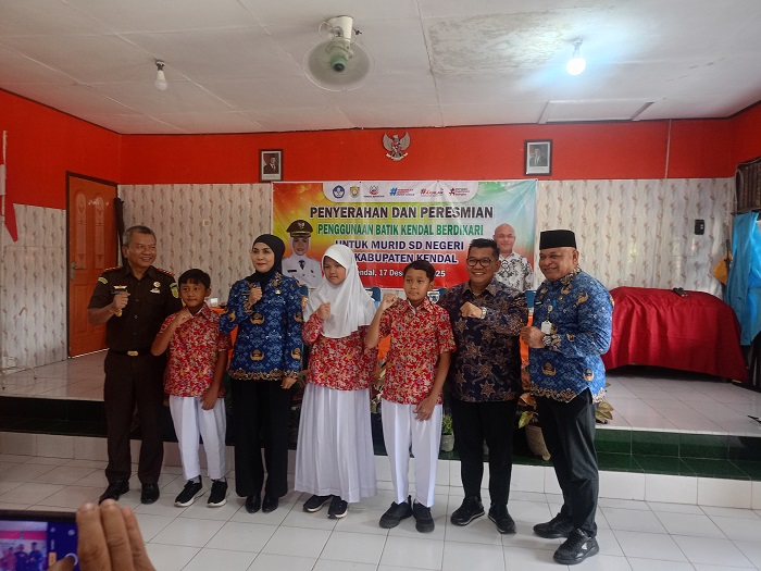 Simbolis penyerahan seragam batik gratis bermotif khas daerah kepada siswa SD oleh Ketua DPRD Kendal Mahfud Shodiq
