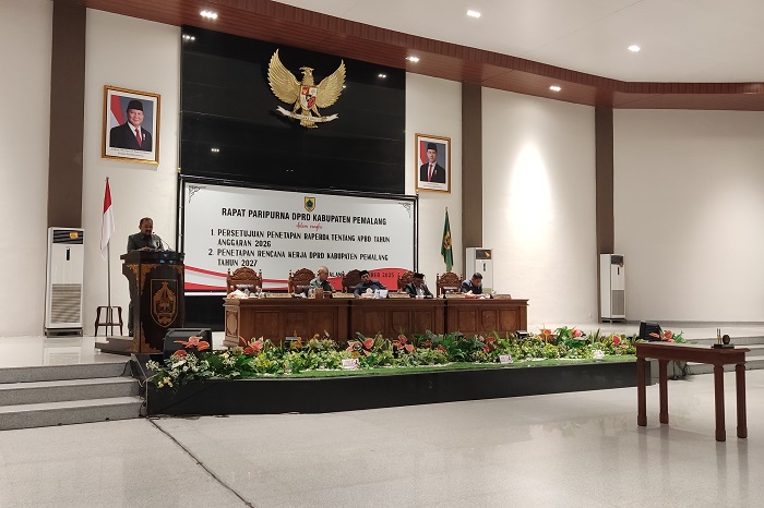 SAMBUTAN: Bupati Pemalang Anom Widiyantoro saat sampaikan sambutan di Rapat Paripurna DPRD Pemalang