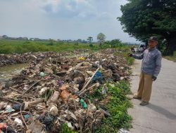 Tiap Hujan Turun, Desa Turunrejo Kendal “Panen” Sampah Kiriman Sepanjang 20 Meter