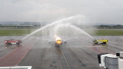 Salute water sebagai tanda penerbangan perdana Rute Semarang-Singapura di Bandara Ahmad Yani Semarang