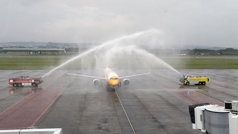 Salute water sebagai tanda penerbangan perdana Rute Semarang-Singapura di Bandara Ahmad Yani Semarang