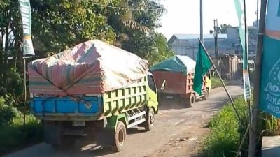 Dump truk pengangkut material tambang melintas di salah ruas jalan di Kabupaten Kendal
