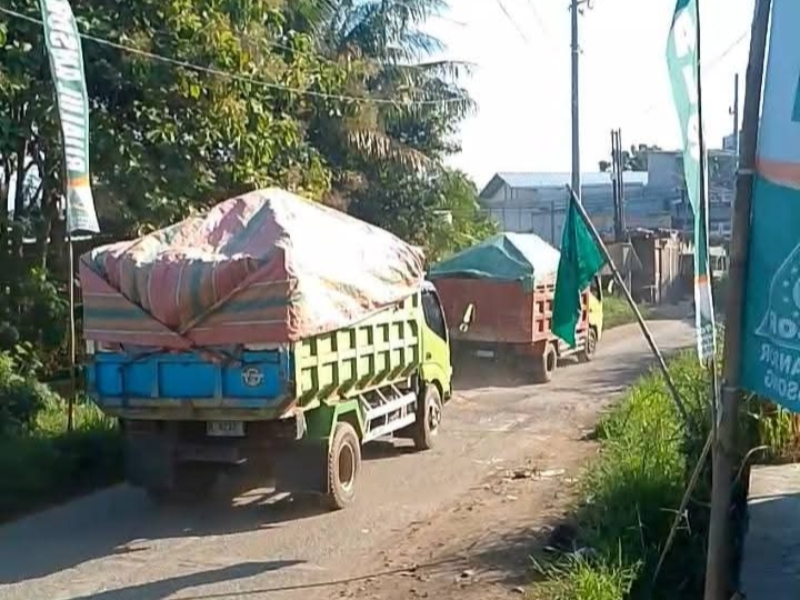 Dump truk pengangkut material tambang melintas di salah ruas jalan di Kabupaten Kendal