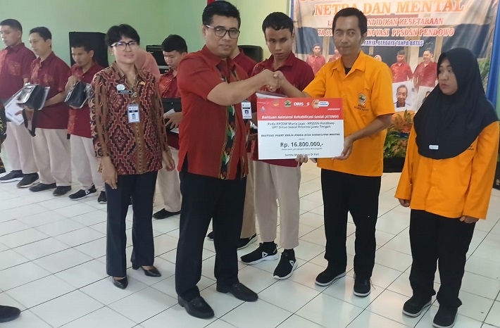 Kabid PFM Dinsos Jateng Moh Sigit didampingi Kepala PPSDSN Pendowo Sundarwati saat memberikan bantuan secara simbolis kepada penerima manfaat di Aula PPSDSN Pendowo Kudus
