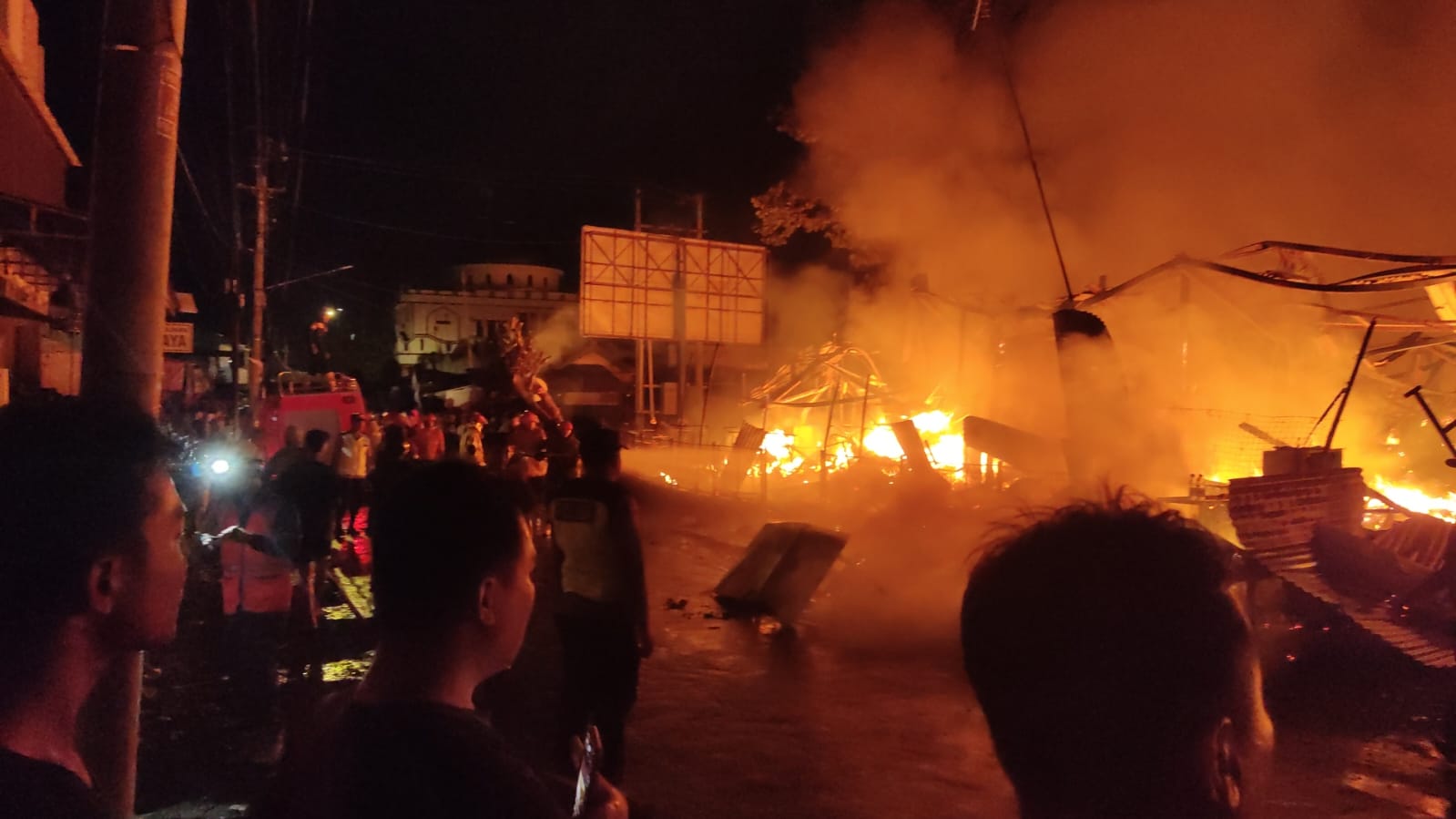 Kebakaran besar menghanguskan kios kaki lima di Pasar Pagi Pemalang pada malam hari