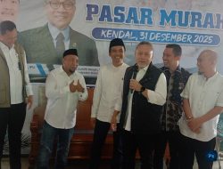 Usai Sidak Pasar, Menko Zulhas Sapa Warga Kendal dan Bagikan Sembako