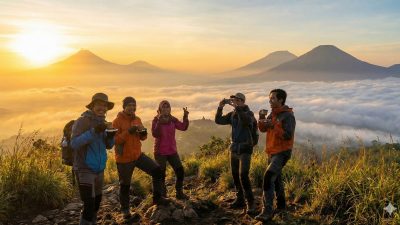 sekelompok pendaki sedang menikmati sunrise di Tumpeng Menoreh