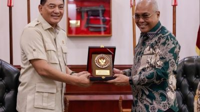 Menteri Pertahanan RI, Sjafrie Sjamsoeddin (kiri), menyerahkan cenderamata kepada Ketua Umum PWI Pusat, Akhmad Munir (kanan), usai melakukan audiensi di Kantor Kemenhan, Jakarta