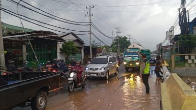 Jalan Kudus–Pati Tergenang Banjir, Polisi Atur Lalu Lintas di Jekulo
