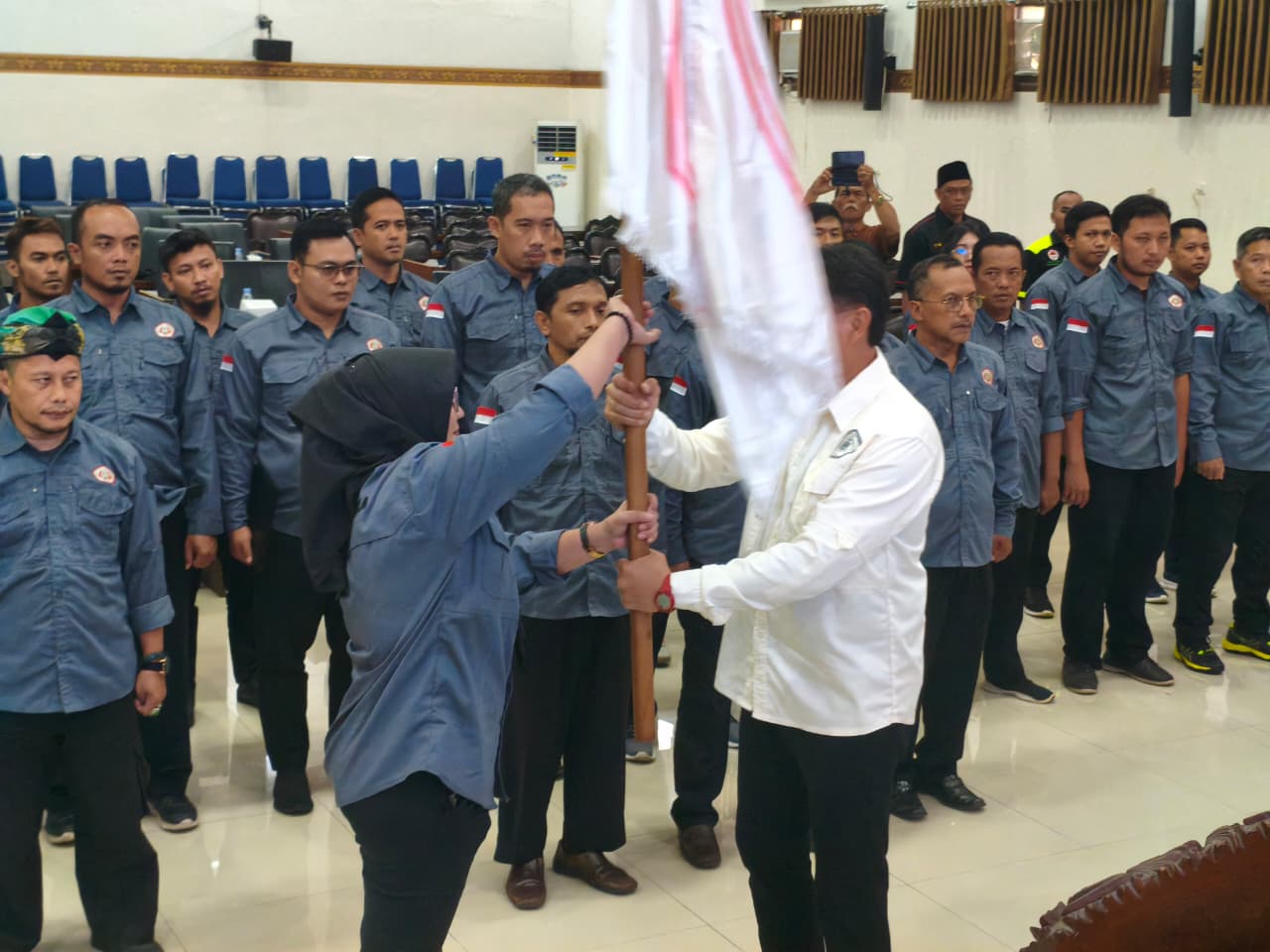 Penyerahan Pataka IPSI oleh Wakil Ketua Umum I IPSI Jawa Tengah Haris Nugroho kepada Ketua IPSI Banjarnegara Sri Rahayu di Ruang Paripurna DPRD Banjarnegara, Sabtu (27/12).