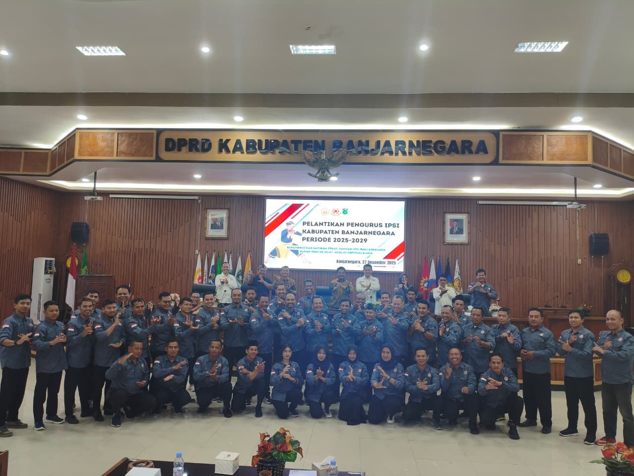 Foto bersama usai Pelantikan Pengurus IPSI Kabupaten Banjarnegara masa bakti 2025-2029 di Ruang Paripurna DPRD Banjarnegara, Sabtu (27/12).