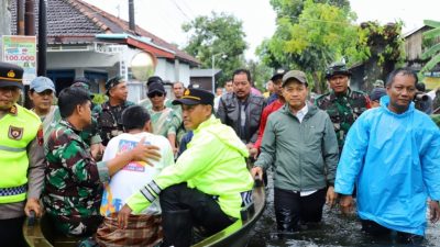Bupati Kudus Jemput Langsung Warga Sakit Stroke di Tengah Banjir