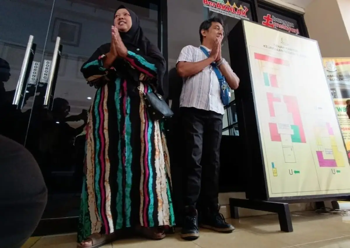 Senyuman lega Hogi Minaya dan istrinya Arsita Minaya usai mengikuti Restorative Justice yang berlanjut pencopotan GPS kaki di Kantor Kejari Sleman