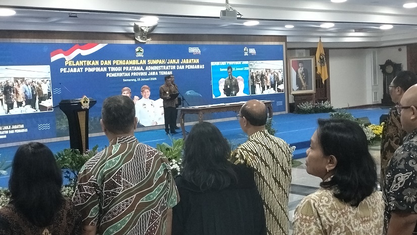 Gubernur Ahmad Luthfi melantik pejabat Pemprov Jateng di Gedung Gradhika Bhakti Praja Semarang